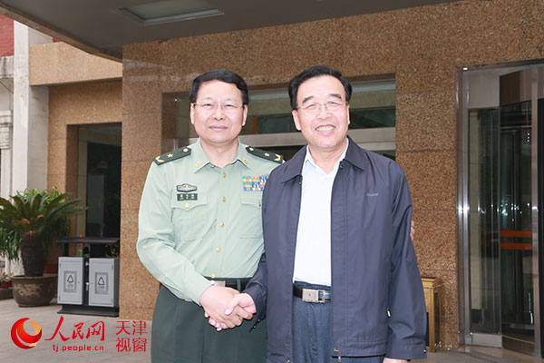 天津警备区政委廖可铎（左）看望邱金凯会长